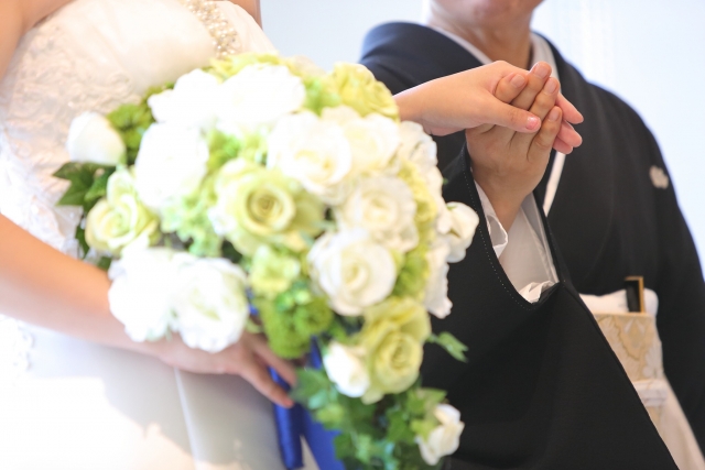 手に持った花　結婚式